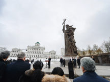 Святейший Патриарх Кирилл освятил памятник святому равноапостольному князю Владимиру на Боровицкой площади