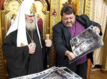Святейший Патриарх одобрил представленный ему макет уникального фотоальбома «Москва с высоты птичьего полета»