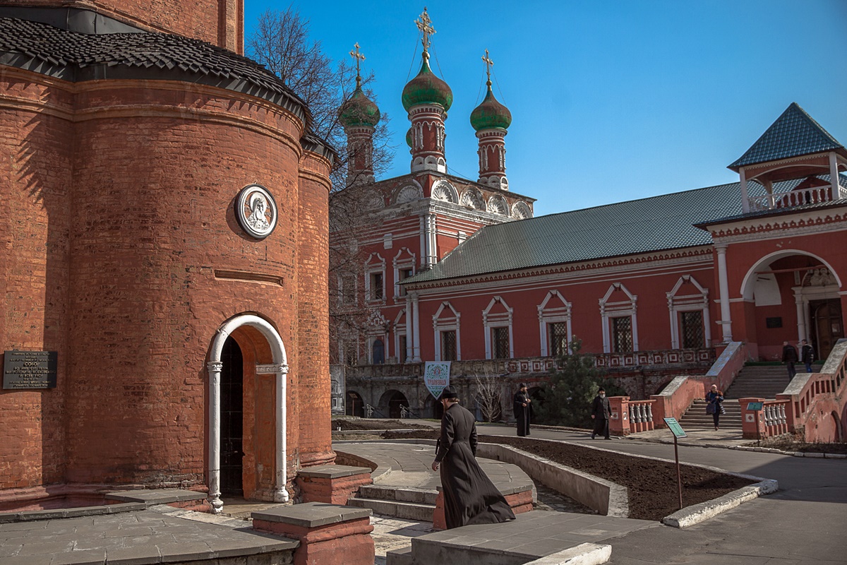 Колокольня высоко Петровского монастыря