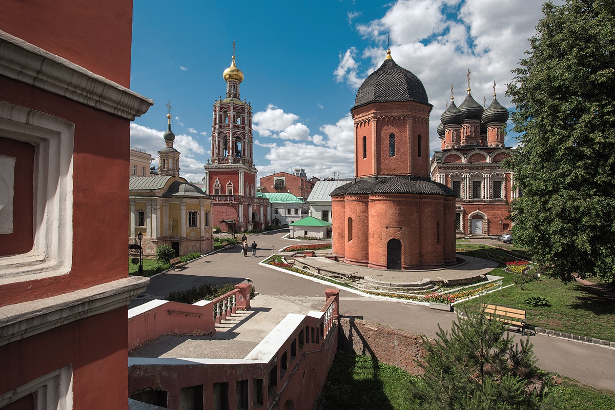 мужской монастырь в москве на петровке