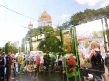 Принесение мощей святителя Николая Чудотворца из Бари в Москву. Поклонение верующих