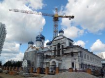 На четырех боковых куполах строящегося храма святого праведного воина Феодора Ушакова в Южном Бутове установлены кресты