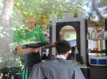 Бесплатная парикмахерская для бездомных за два года приняла 5 тысяч человек
