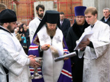 В алтарную стену строящегося храма благоверного князя Андрея Боголюбского на Волжском заложили капсулу с архиерейской грамотой