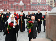 В День народного единства Президент России В.В. Путин и Святейший Патриарх Кирилл возложили цветы к памятнику Кузьме Минину и Дмитрию Пожарскому на Красной площади