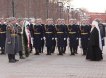 В День защитника Отечества Патриарший наместник Московской епархии возложил венок к могиле Неизвестного солдата у Кремлевской стены