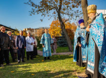 На месте разрушенного в советские годы храма иконы Божией Матери «Избавительница» установлен памятный знак