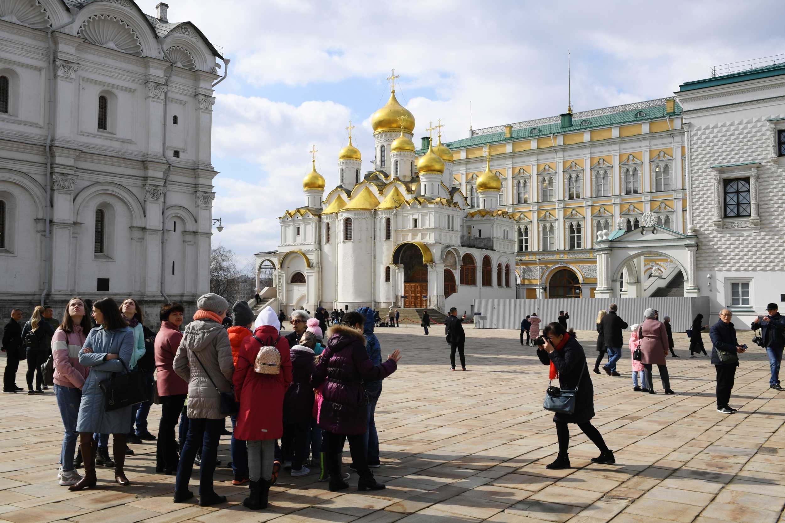 На фоне храма в Благовещенске модель