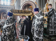 В Великий Пяток Святейший Патриарх Кирилл совершил вечерню с выносом Плащаницы Спасителя в Храме Христа Спасителя