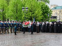 В канун Дня Победы Святейший Патриарх Кирилл возложил венок к могиле Неизвестного солдата у Кремлевской стены