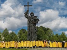 В День Крещения Руси Святейший Патриарх Кирилл совершил молебен у памятника равноапостольному князю Владимиру