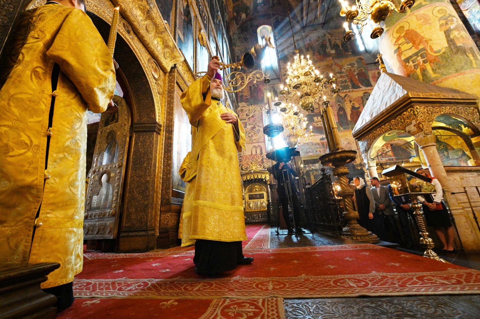 мощи святителя петра в успенском соборе