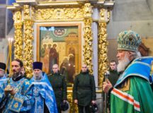 В годовщину интронизации святителя Тихона Святейший Патриарх Кирилл совершил молебен у его мощей в Донском монастыре