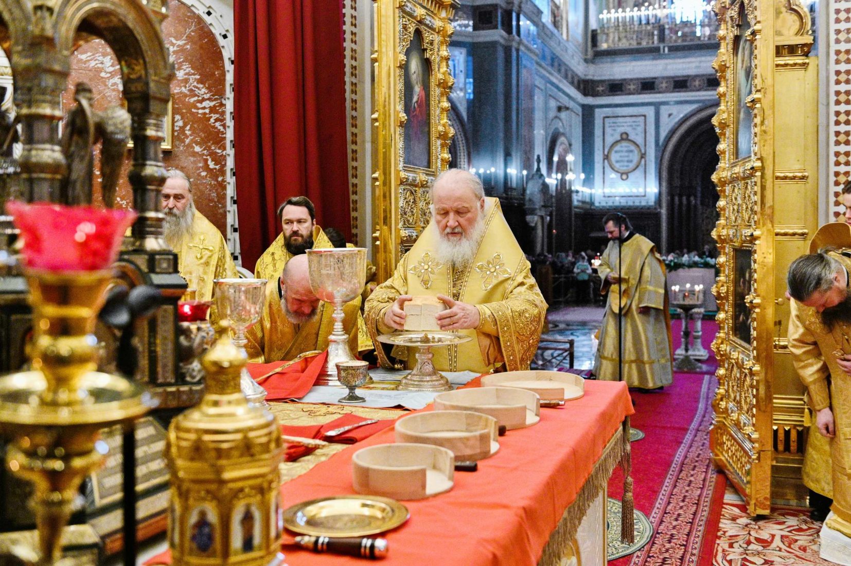 Божественная литургия в храме Христа Спасителя