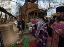 Епископ Дмитровский Феофилакт освятил колокола для строящегося храма сщмч. Ермогена в Зюзине
