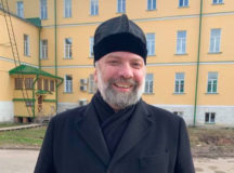 Епископ Звенигородский Питирим: «Я укоротил бороду, чтобы ходить причащать больных»