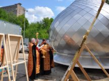 Освящены купол и крест для строящегося храма иконы Божией Матери «Взыскание Погибших» в Перове