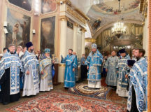 Епископ Бронницкий Евгений совершил Литургию в храме святителя Николая Мирликийского в Толмачах