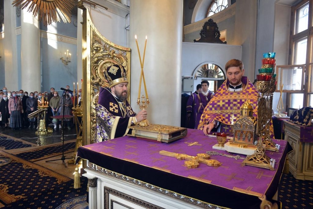 В праздник Воздвижения Креста Господня в Москве прошли