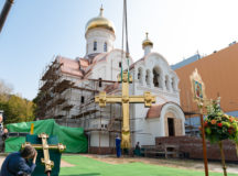 Епископ Наро-Фоминский Парамон освятил кресты для строящегося храма свт. Николая в Щукине
