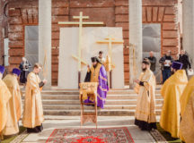 Епископ Сергиево-Посадский Фома освятил накупольные кресты для строящегося храма в Чертанове