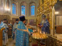 Епископ Дмитровский Феофилакт совершил Литургию в храме Рождества Христова в Черневе