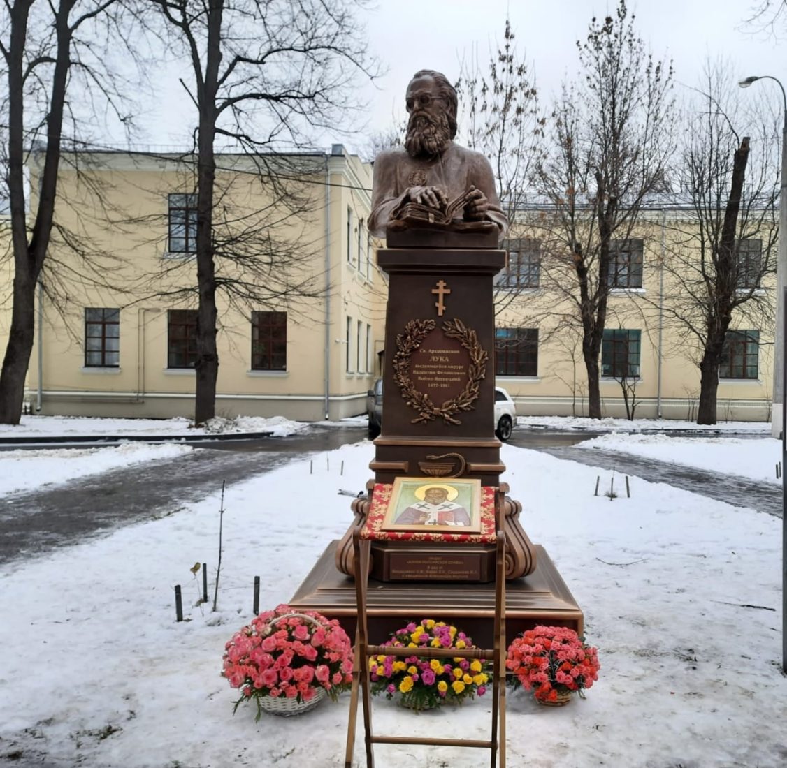 памятники открытые в москве