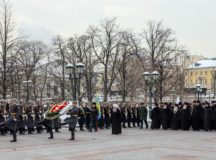 В День защитника Отечества митрополит Крутицкий Ювеналий возложил венок к могиле Неизвестного солдата у Кремлевской стены