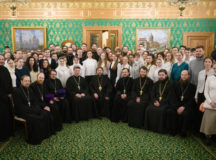 В праздник Сретения Господня православная молодежь столицы приняла участие в богослужении в Богоявленском соборе