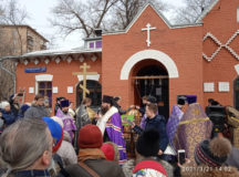 Епископ Наро-Фоминский Парамон освятил накупольный крест для храма-часовни на Соколе