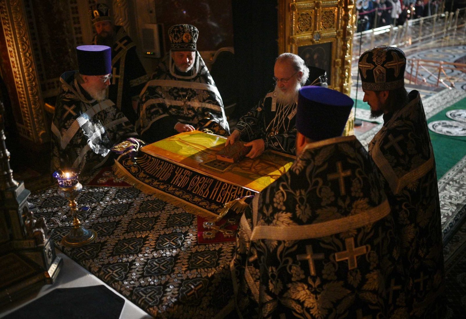 крест в храме христа спасителя