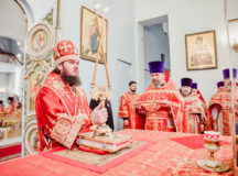 Епископ Сергиево-Посадский Фома совершил Литургию в храме иконы Божией Матери «Державная» в Чертанове