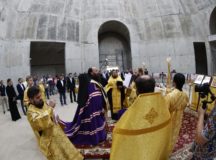 Епископ Наро-Фоминский Парамон совершил молебен в строящемся храме равноапостольного князя Владимира в Тушине