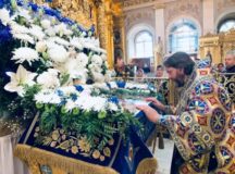 В праздник Успения Пресвятой Богородицы епископ Одинцовский Фома совершил Литургию в Богоявленском кафедральном соборе
