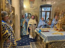 В праздник Покрова Пресвятой Богородицы митрополит Астанайский Александр совершил Литургию в храме на Миусском кладбище