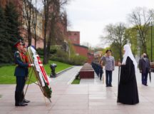 В канун Дня Победы Святейший Патриарх Кирилл возложил венок к могиле Неизвестного солдата у Кремлевской стены