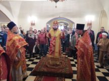 Епископ Истринский Серафим совершил Литургию в храме великомученика Георгия Победоносца в Старых Лучниках