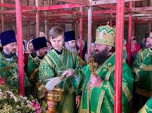 Епископ Наро-Фоминский Парамон совершил первую Литургию в строящемся храме блаженной Ксении Петербургской в Бескудникове