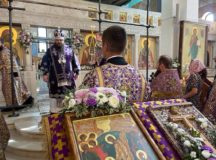 Епископ Наро-Фоминский Парамон совершил Литургию в храме Всемилостивого Спаса в Митине