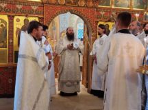 Епископ Наро-Фоминский Парамон совершил Литургию в храме Покрова Пресвятой Богородицы в Братцеве