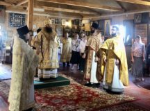 Епископ Наро-Фоминский Парамон совершил Божественную литургию в храме Воздвижения Креста Господня в Митине