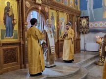 Митрополит Каширский Феогност совершил Божественную литургию в храме Воскресения Христова в Поповке