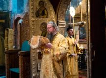 В день памяти святителей Киприана и Фотия митрополит Воскресенский Дионисий совершил Литургию в Успенском соборе Кремля