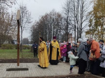 На месте будущего храма в поселении Вороновское освящен поклонный крест