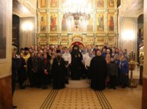 В храме Живоначальной Троицы в Карачарове состоялась ночная Божественная литургия с участием молодежи