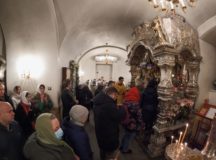 Православная молодежь Москвы и врачи-онкологи приняли участие в молебне у мощей блаженной Матроны Московской