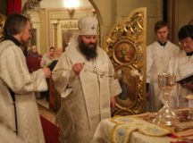 Епископ Наро-Фоминский Парамон совершил Литургию в храме святителя Николая Мирликийского в Зеленограде