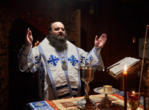 Епископ Наро-Фоминский Парамон совершил ночную Литургию в храме Почаевской иконы Божией Матери в Митине
