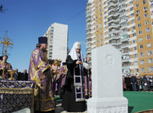 Святейший Патриарх Кирилл совершил освящение закладного камня на месте строительства храма Всемилостивого Спаса на северо-западе Москвы