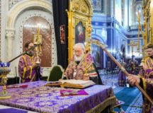 В канун Великого Четверга Святейший Патриарх Кирилл принял участие в вечернем богослужении в Храме Христа Спасителя